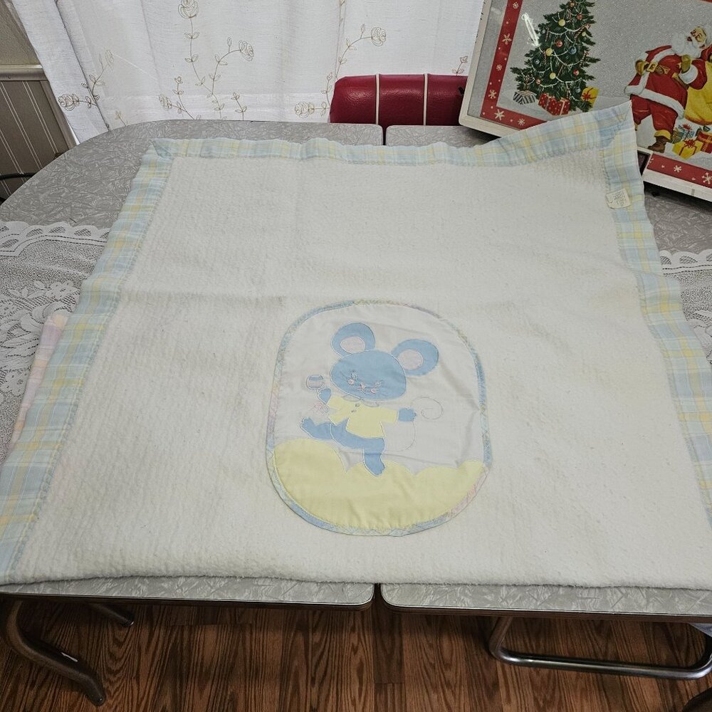 Quiltex Baby Blanket Mouse Medallion white acrylic with pastel colors vtg 50" lo - Picture 9 of 9